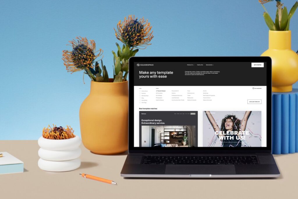 یک لپ‌تاپ که ابزار تولید وب AI Squarespace را روی یک میز شیک نمایش می‌دهد و قالب‌های وب‌سایتی قابل تنظیم را ارائه می‌دهد.