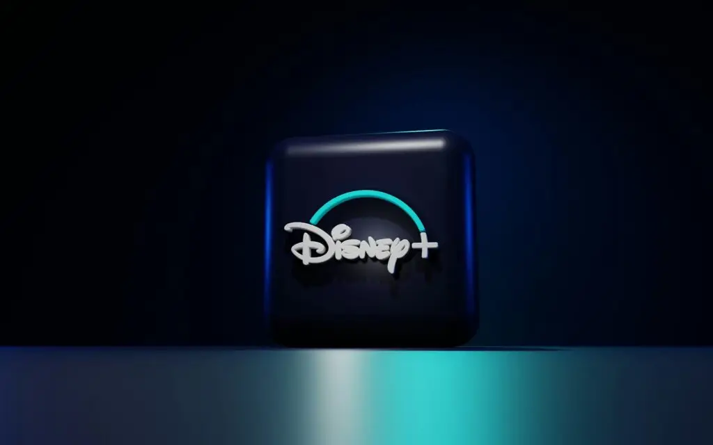 نماد لوگوی Disney+ با طراحی شیک و مدرن در پسزمینهای تیره، نشاندهنده نوآوریهای پخش جریانی هوش مصنوعی Disney