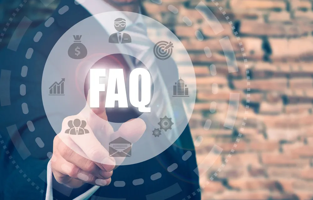 بخش سؤالات متداول در مورد برنامه های کاربردی هوش مصنوعی، با نمادهایی که حوزه های مختلف هوش مصنوعی مانند امور مالی، تجارت و تجزیه و تحلیل داده ها را نشان می دهد.