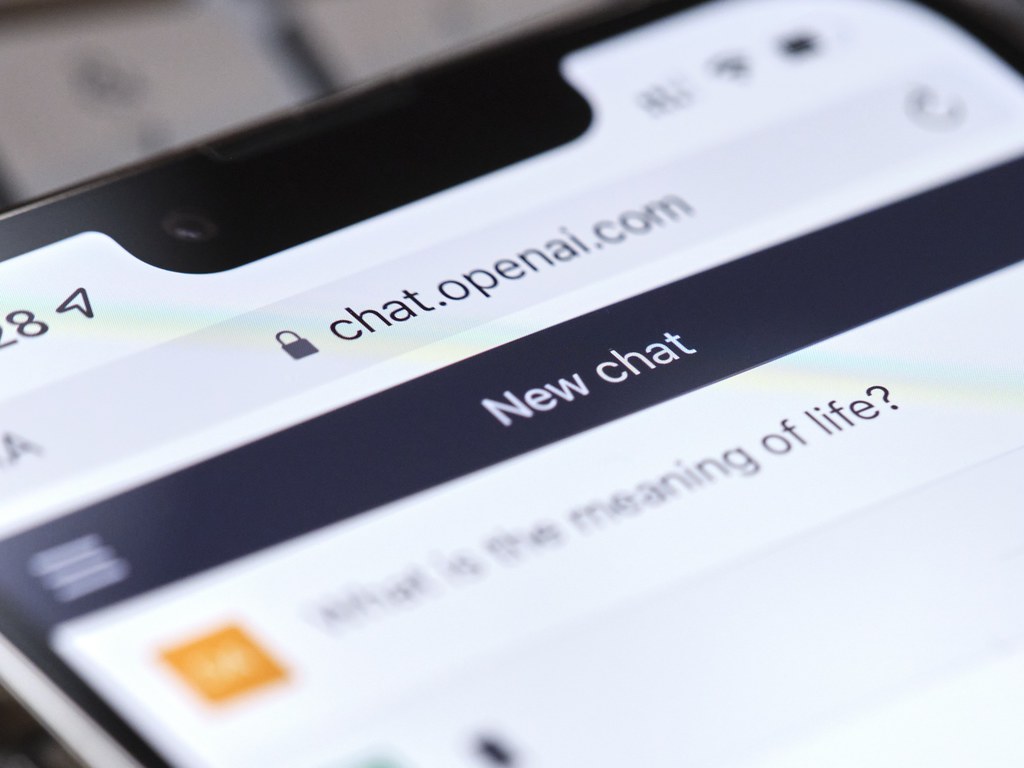 یک صفحه گوشی هوشمند که رابط ChatGPT را در chat.openai.com با اعلان نشان می دهد "معنای زندگی چیست؟" در نوار ورودی تایپ شده است.