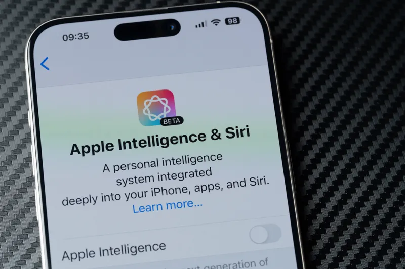 نمای نزدیک از صفحه نمایش گوشی هوشمند که نشان می دهد "Apple Intelligence & Siri" رابط، نمایش ادغام فناوری هوش مصنوعی در دستگاه های شخصی.