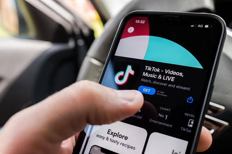 صفحه دانلود اپلیکیشن TikTok که هوش مصنوعی را در رسانه های اجتماعی به نمایش می گذارد. ویژگی‌های نوآورانه TikTok در تلفن هوشمند نمایش داده می‌شود.