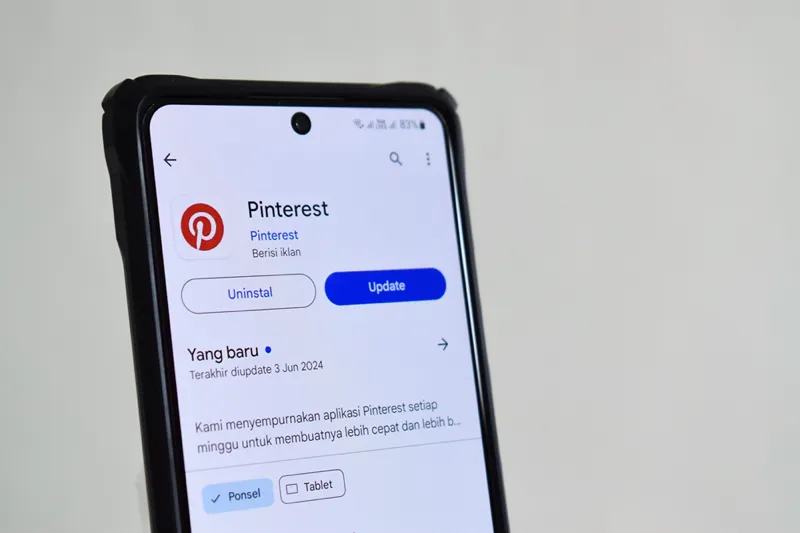   رابط برنامه Pinterest که هوش مصنوعی را در رسانه های اجتماعی به نمایش می گذارد. صفحه به روز رسانی برنامه Pinterest در فروشگاه Google Play.
