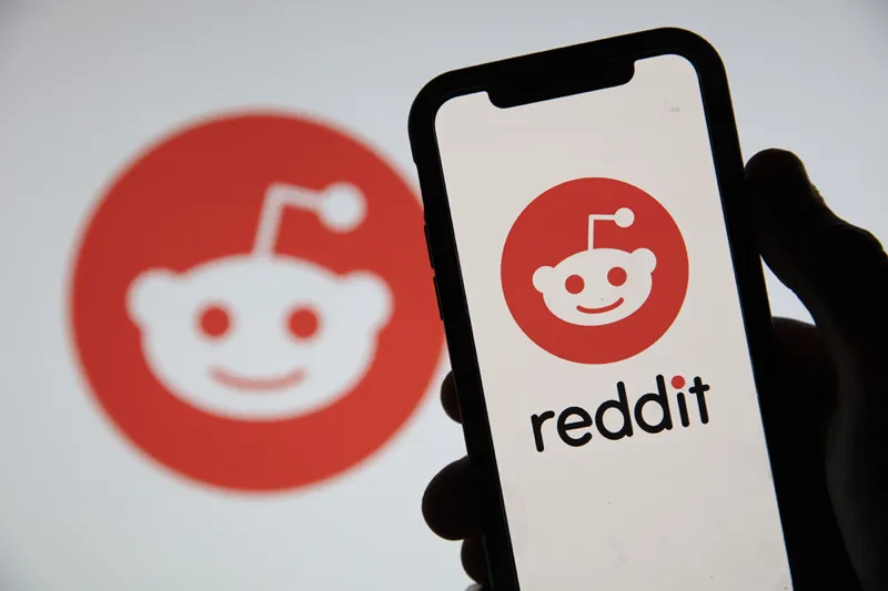 رابط برنامه Reddit که هوش مصنوعی را در رسانه های اجتماعی به نمایش می گذارد. برنامه Reddit در گوشی هوشمند با آرم آن در پس زمینه نمایش داده می شود.
