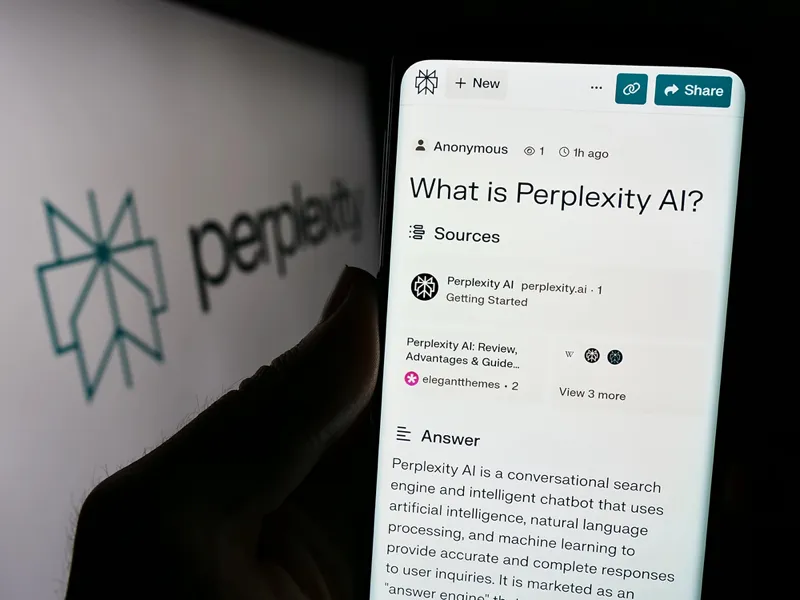 صفحه نمایش گوشی هوشمند که اطلاعات مربوط به آن را نمایش می دهد "هوش مصنوعی Perplexity چیست؟" با پس‌زمینه‌ای تار که نشان‌واره هوش مصنوعی Perplexity را نشان می‌دهد و بر ادغام SearchGPT تأکید دارد.