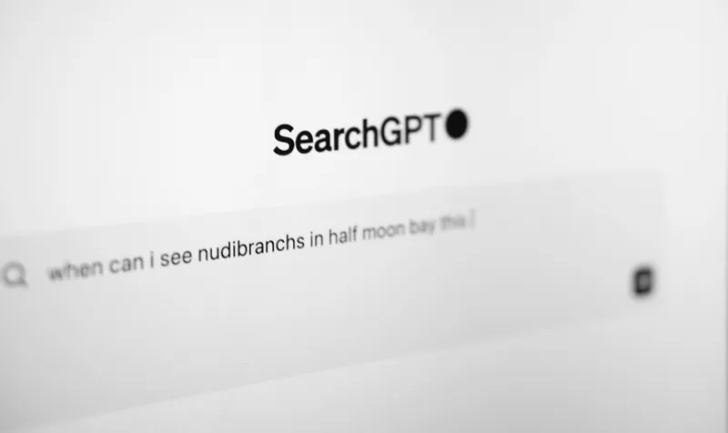 نمای نزدیک از "SearchGPT" رابط جستجوی نمایش یک پرس و جو در مورد شاخه های برهنه در Half Moon Bay، که قابلیت های ابزار جستجوی مبتنی بر هوش مصنوعی را به نمایش می گذارد.