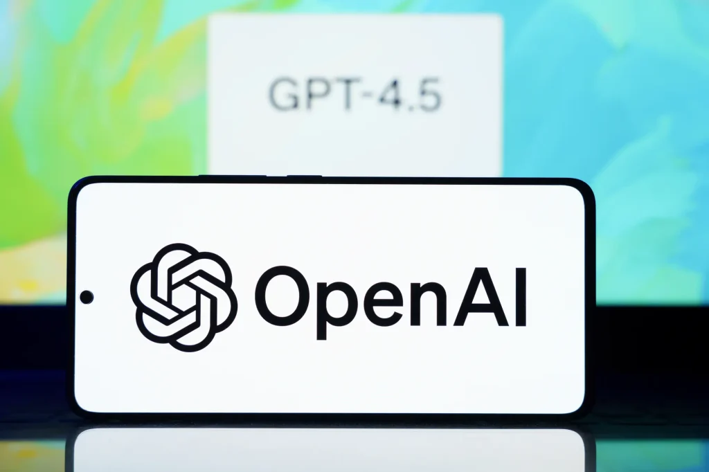 تلفن هوشمند نمایش آرم OpenAi با GPT-4.5 در پس زمینه Blurred نشان داده شده است.