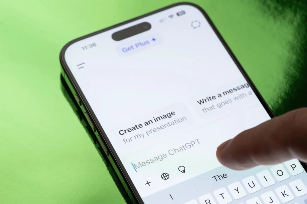 تعامل کاربر با رابط ChatGPT در تلفن هوشمند پس از ورود به سیستم OpenAI.