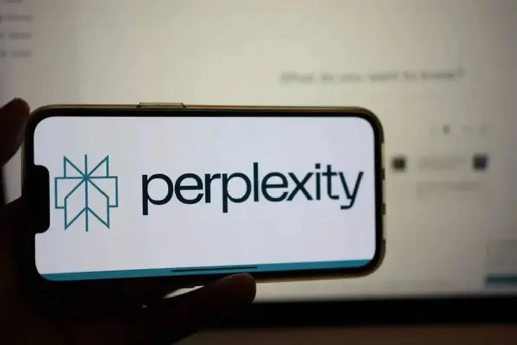 آرم آزمایشگاه Perplexity در صفحه تلفن هوشمند با رابط وب سایت در پس زمینه نمایش داده شده است.