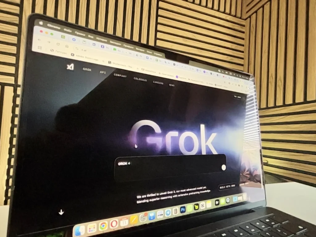 گپ های Grok AI که در یک فضای کاری مدرن روی صفحه MacBook نمایش داده می شود