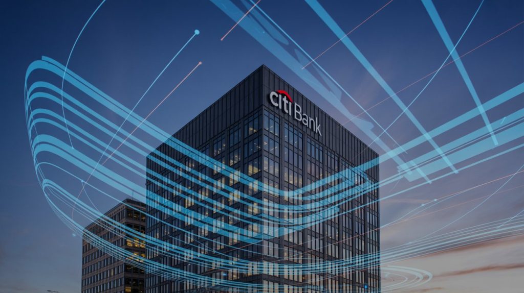 یک برج دفتر Citi Bank در غروب با خطوط داده های آبی درخشان آبی که در سراسر ساختمان جریان دارد ، نمایانگر نوسازی و هوش مصنوعی در بانکداری برای خدمات مالی جهانی است.